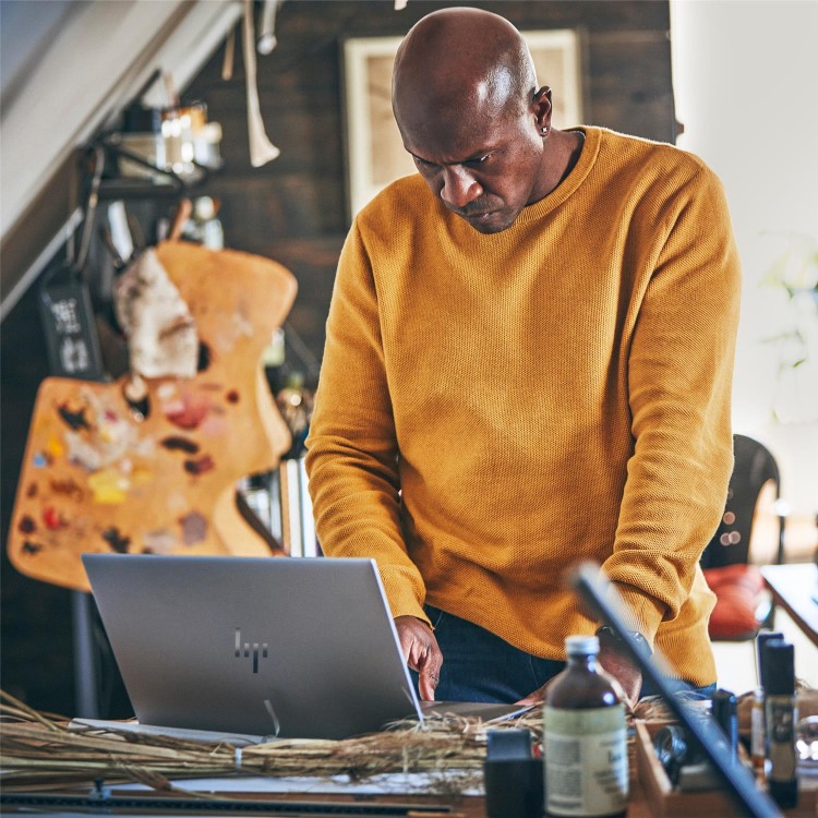 ZBook Studio 16 inch G11 Mobile Workstation PC  - Data Science, 16", Windows 11 Pro, Intel Core™ Ultra 7, 32GB RAM, 1TB SSD, RTX™ 2000 Ada, WQUXGA