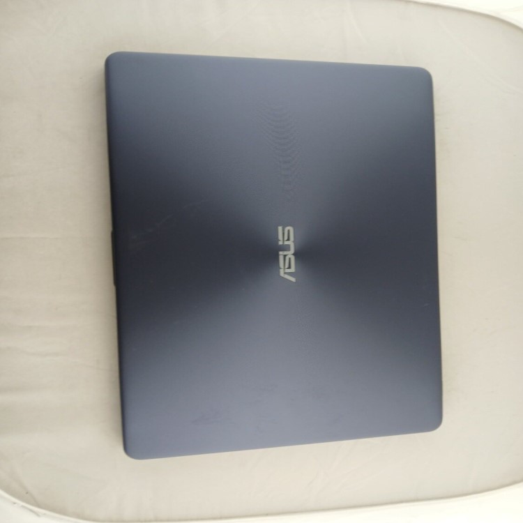 Refurbished ASUS Vivobook X705MAR Intel Celeron N4020 8GB RAM 256GB SSD 17.1 Inch Windows 11 Laptop