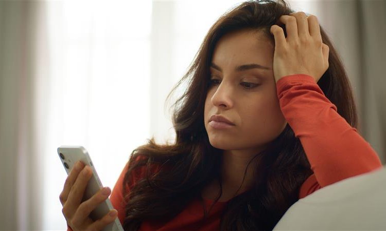 Person experiencing social media brain fog